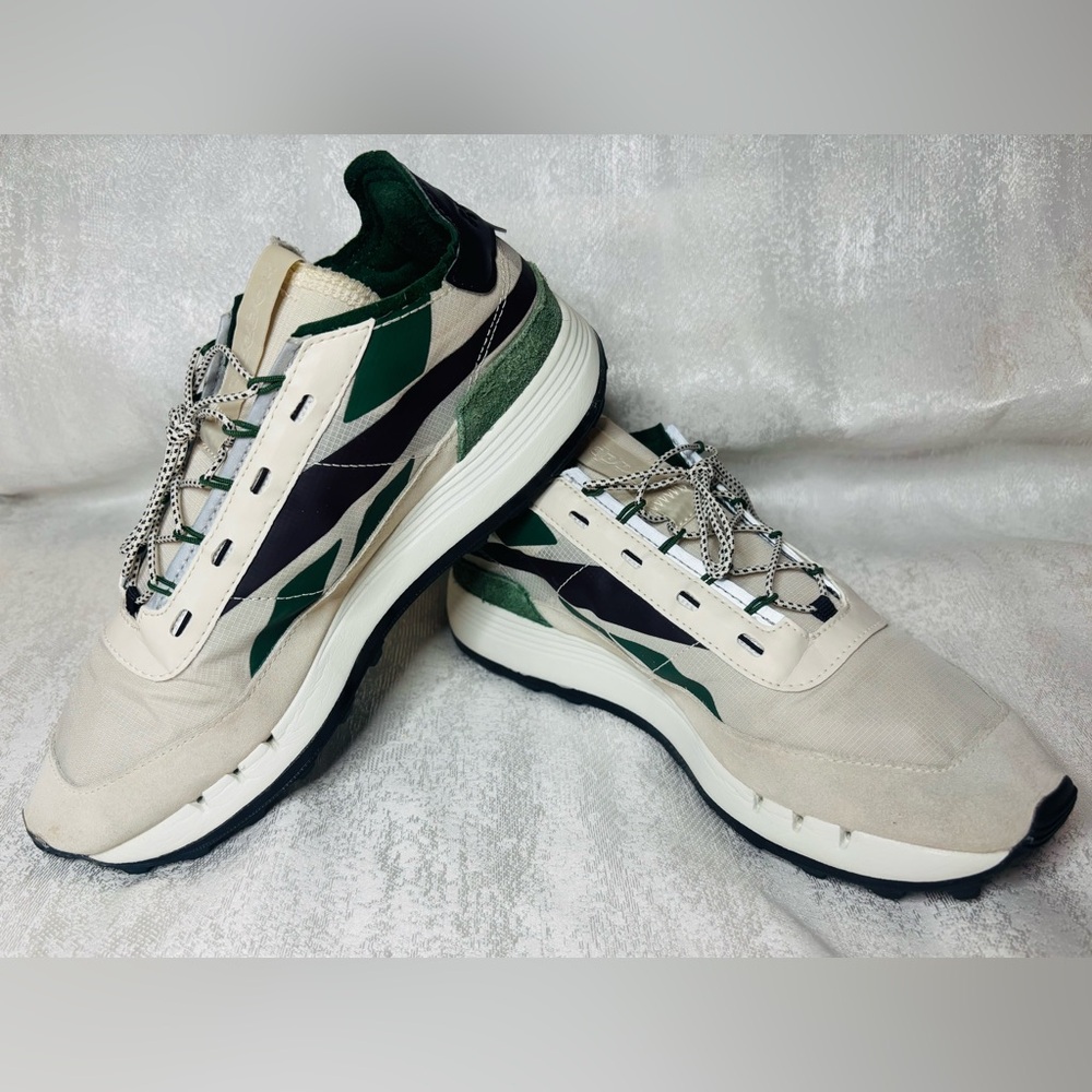 Reebok Women’s Sneakers in Green and Cream Size 9